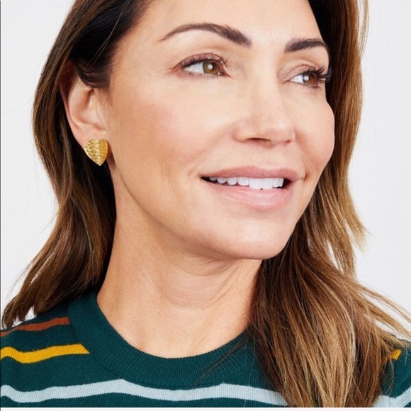 LAST SET Heart Stud Earrings - Picture 2 of 3